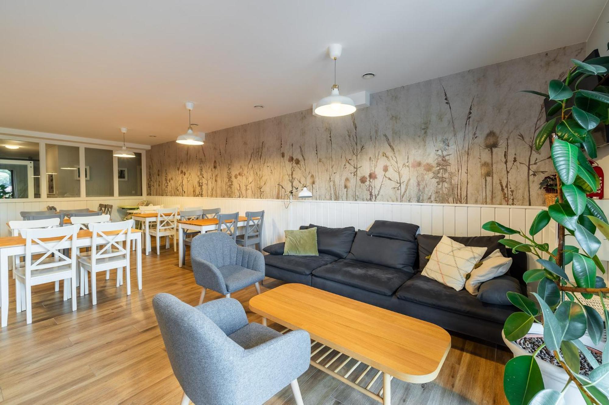 Black Lion Apartment Pcim
